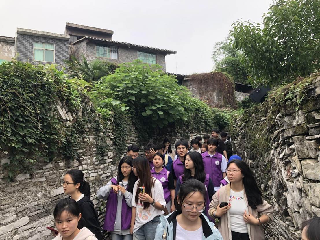 深入背街小巷开展调研