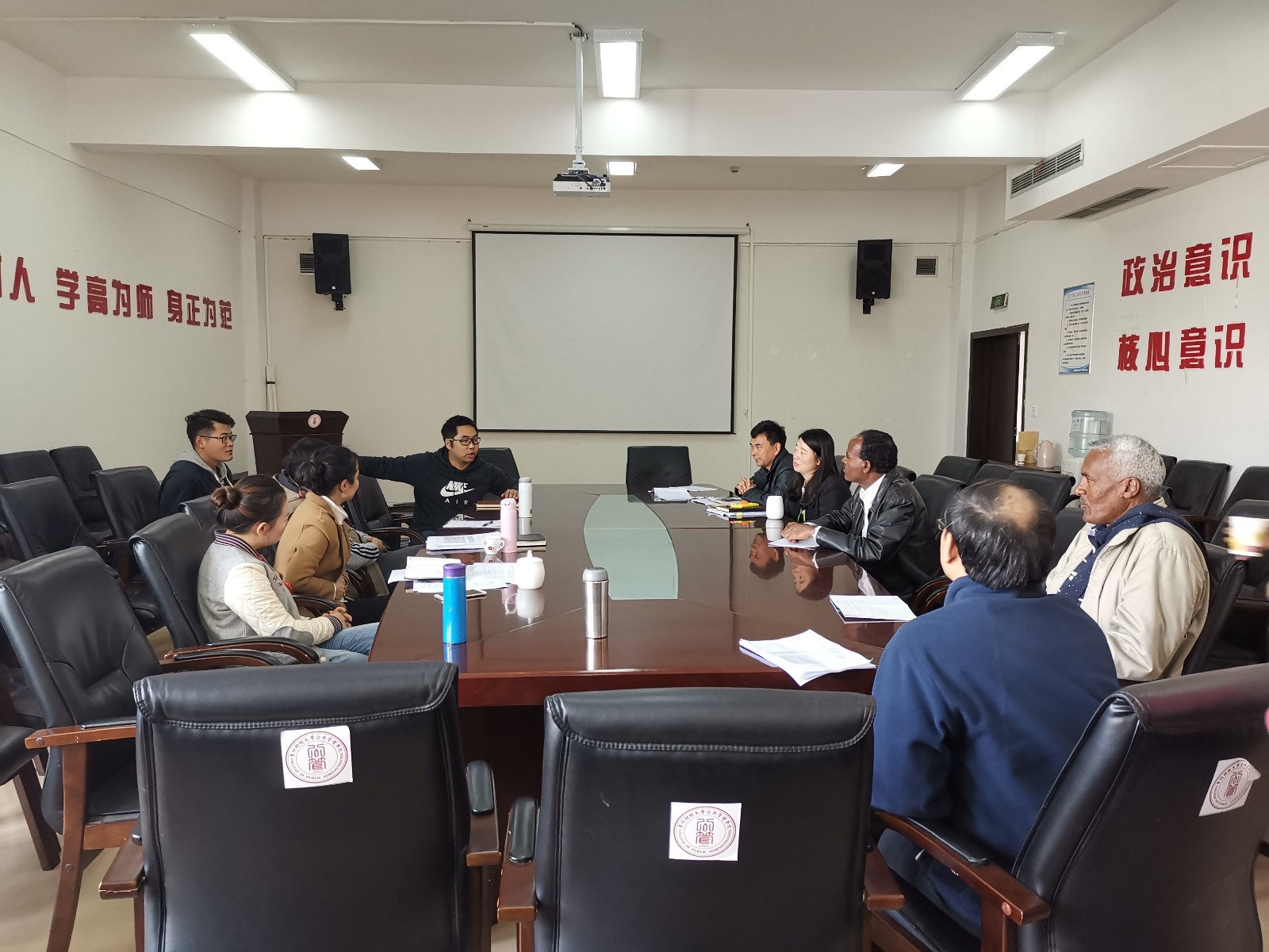 厄立特里亚阿斯马拉大学访问学者到公管公司交流访问2018.11.27.jpg 厄立特里亚阿斯马拉大学访问学者到公管公司交流访问2018.11.27.jpg